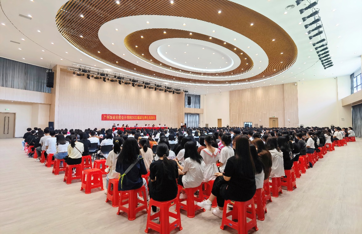 图片包含 建筑, 雪, 桌子, 大描述已自动生成